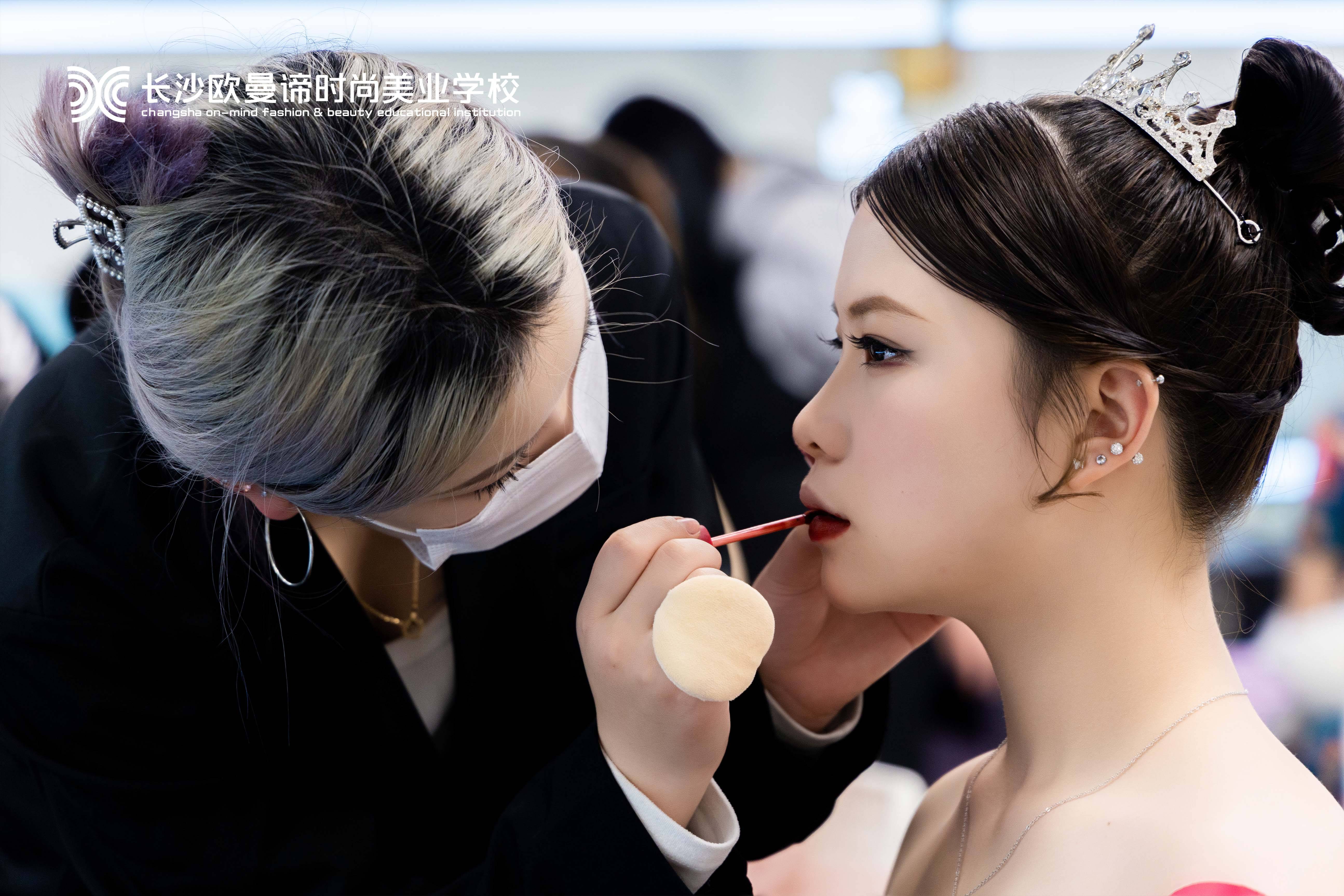 欧曼谛职业技能培训学校是靠谱之选pg电子模拟器学盘发与化妆长沙(图2)